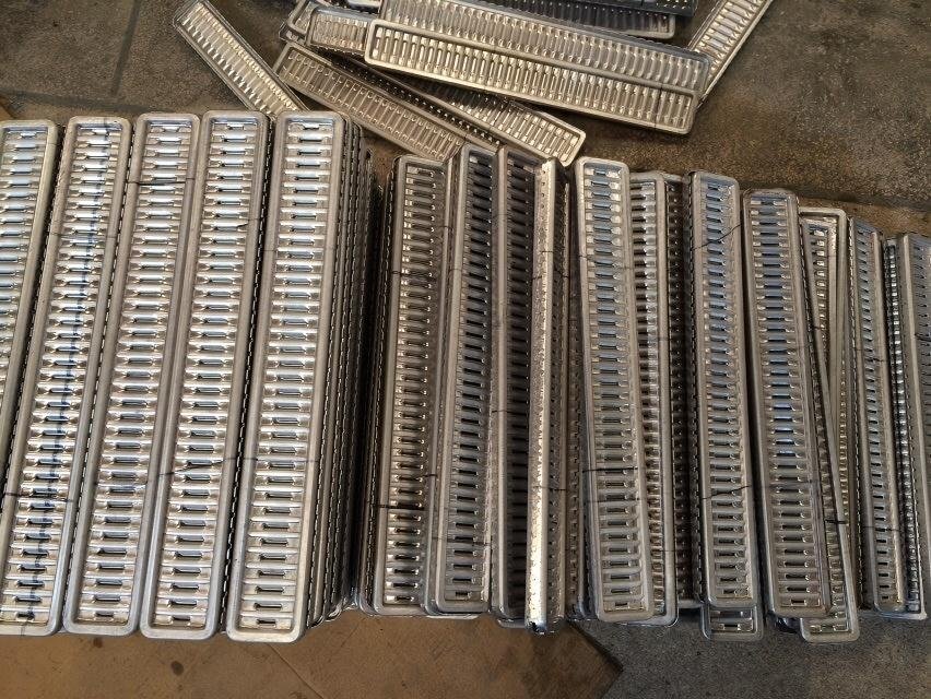 Adjustable size radiator plate