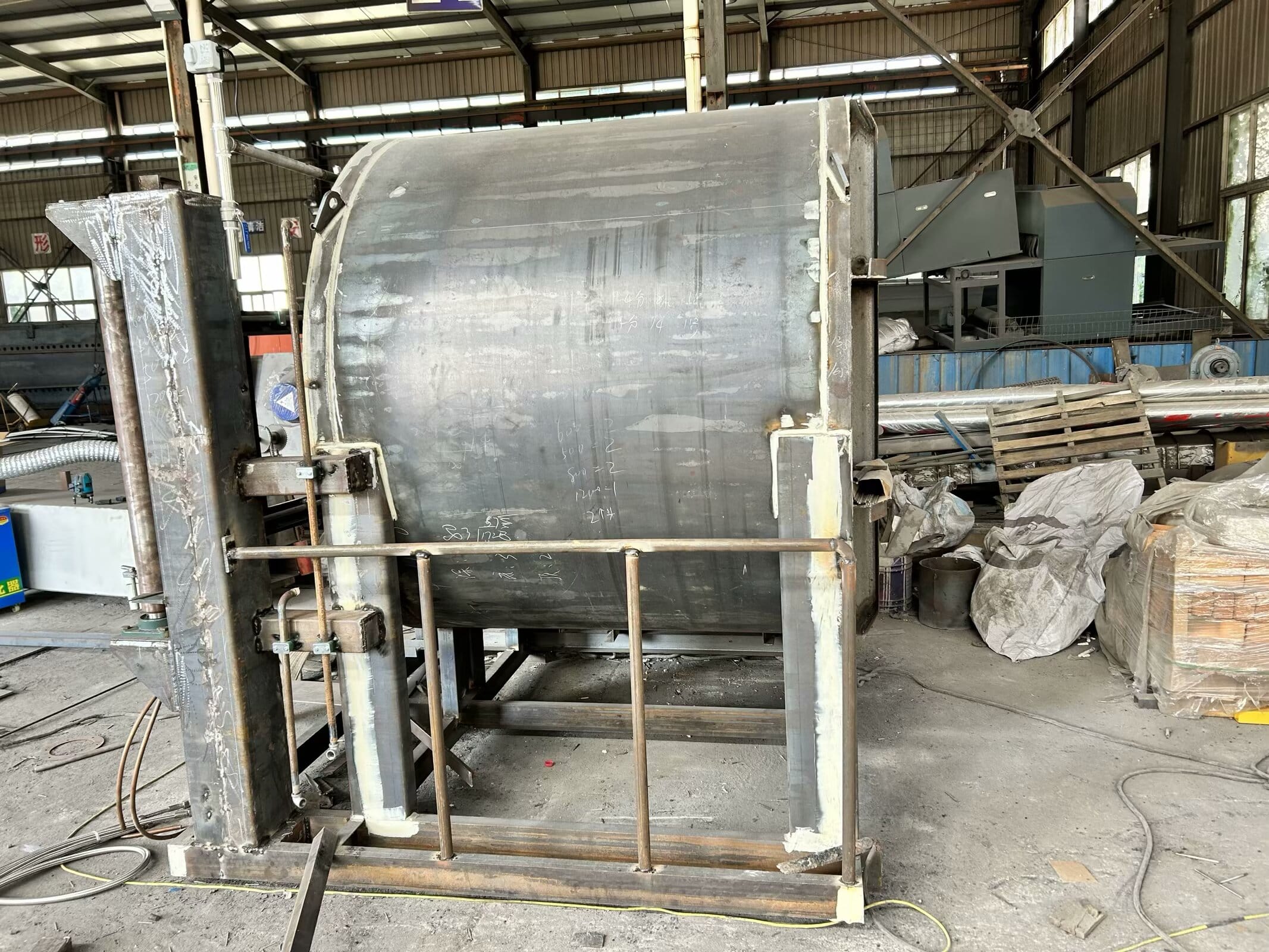 Horizontal vacuum nitrogen protection brazing furnace