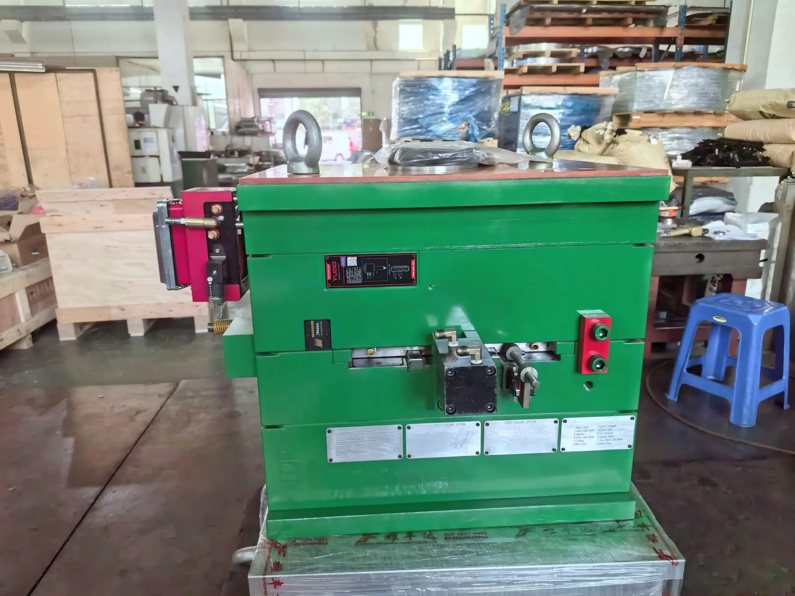 Injection molding of plastic tanks for radiators